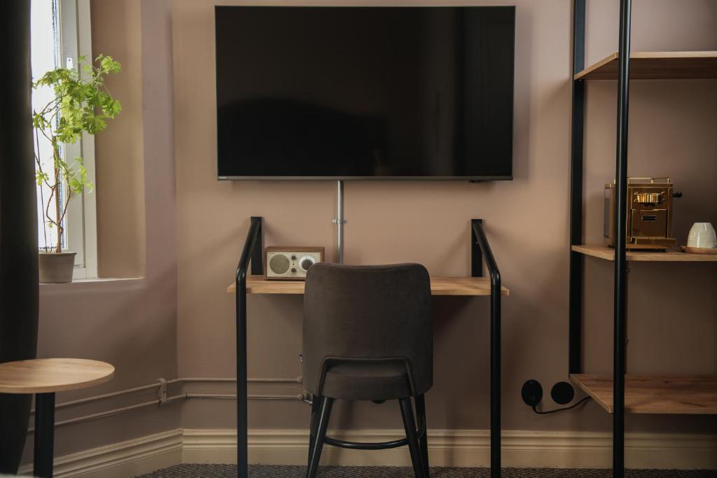 TV a/nebo společenská místnost v ubytování Home Hotel Christian IV