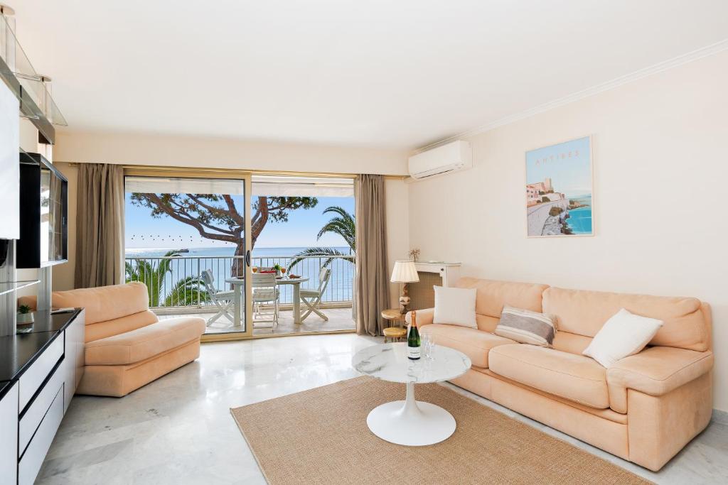 un salon avec un canapé et une table dans l'établissement Fettolina YourHostHelper, à Cannes