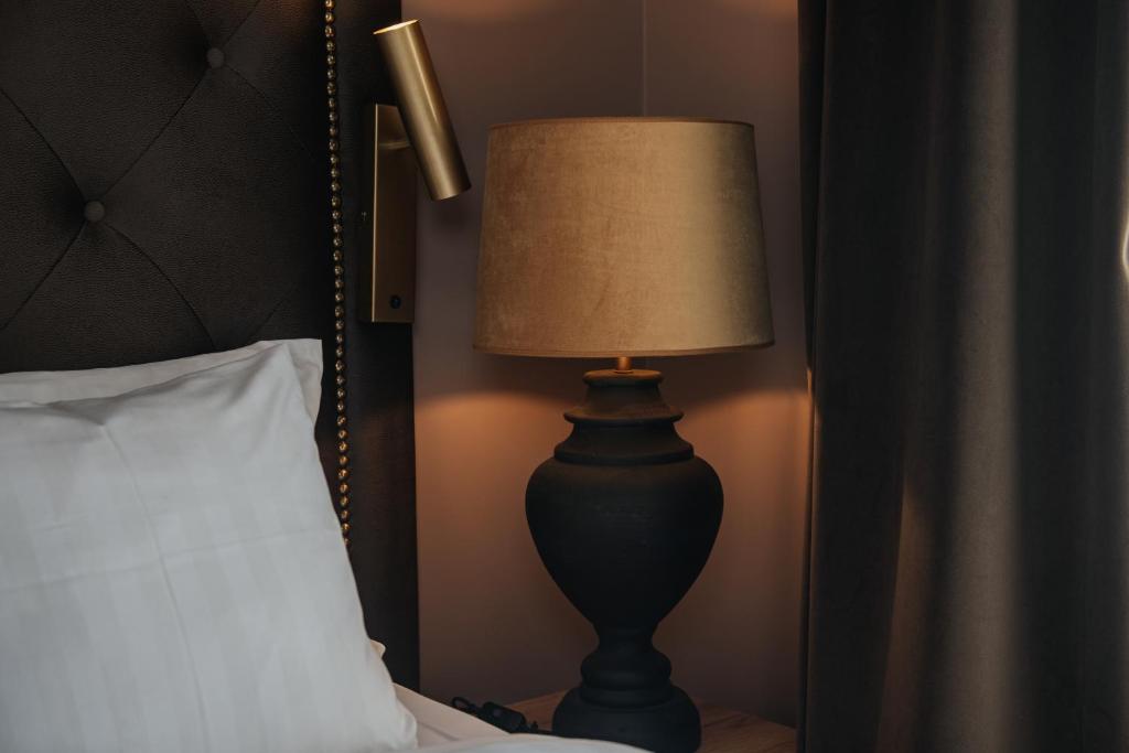 Postel nebo postele na pokoji v ubytování Home Hotel Christian IV