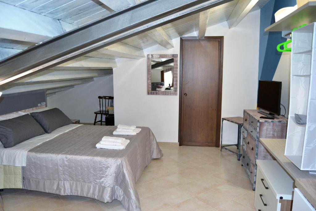 パレルモにあるAppartamento Delle Pergoleのベッドルーム1室(ベッド1台、テレビ付)