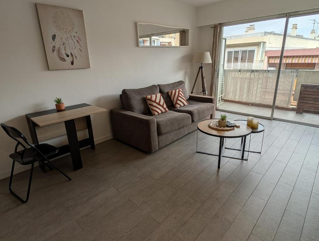 un salon avec un canapé et une table dans l'établissement Agréable appartement plages et hypercentre, à Antibes