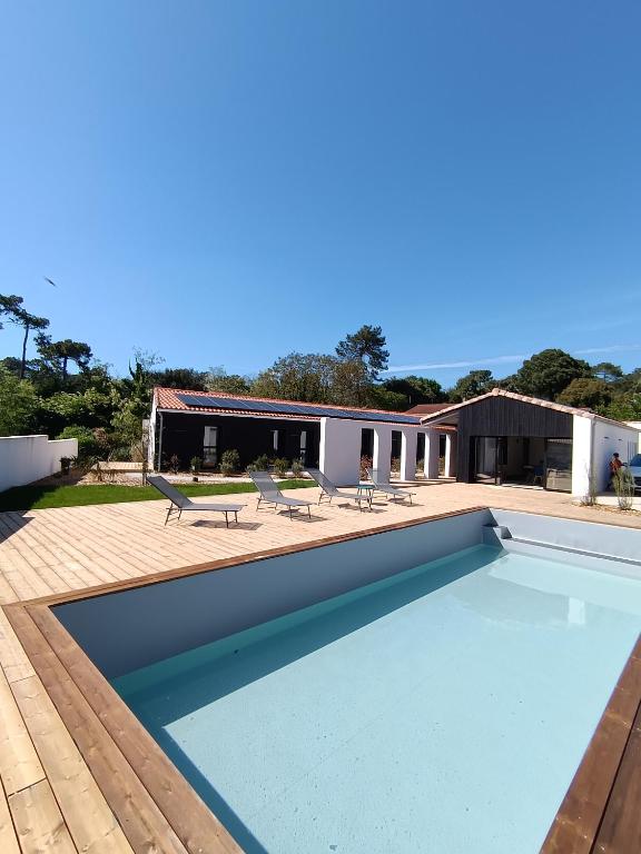 une piscine devant une maison dans l'établissement Le Logis de Raphabel, à Saint-Palais-sur-Mer