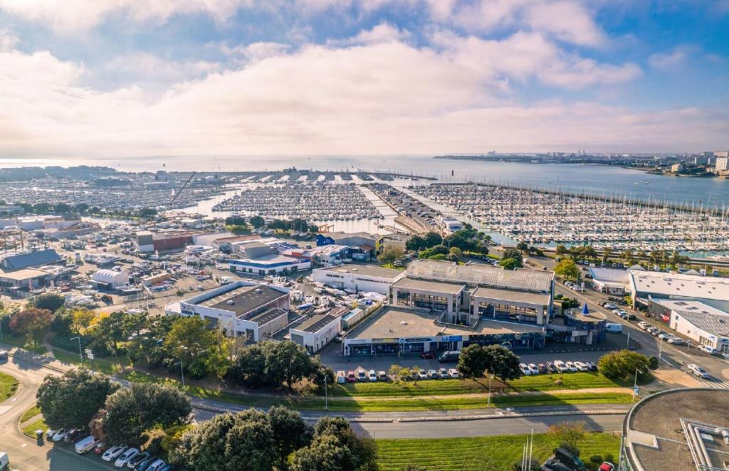 une vue aérienne d'une marina avec beaucoup de bateaux amarrés dans l'établissement NEMEA Stud Marine, à La Rochelle