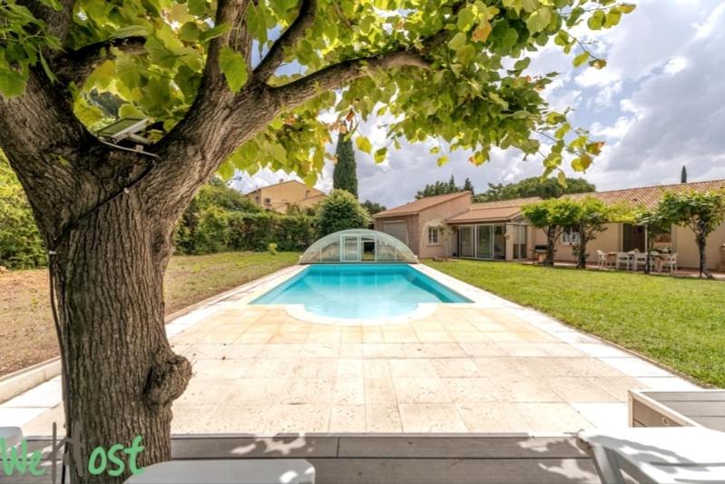 une maison avec un arbre et une piscine dans l'établissement Galice - Villa Familiale Détente Loisirs, à Aix-en-Provence