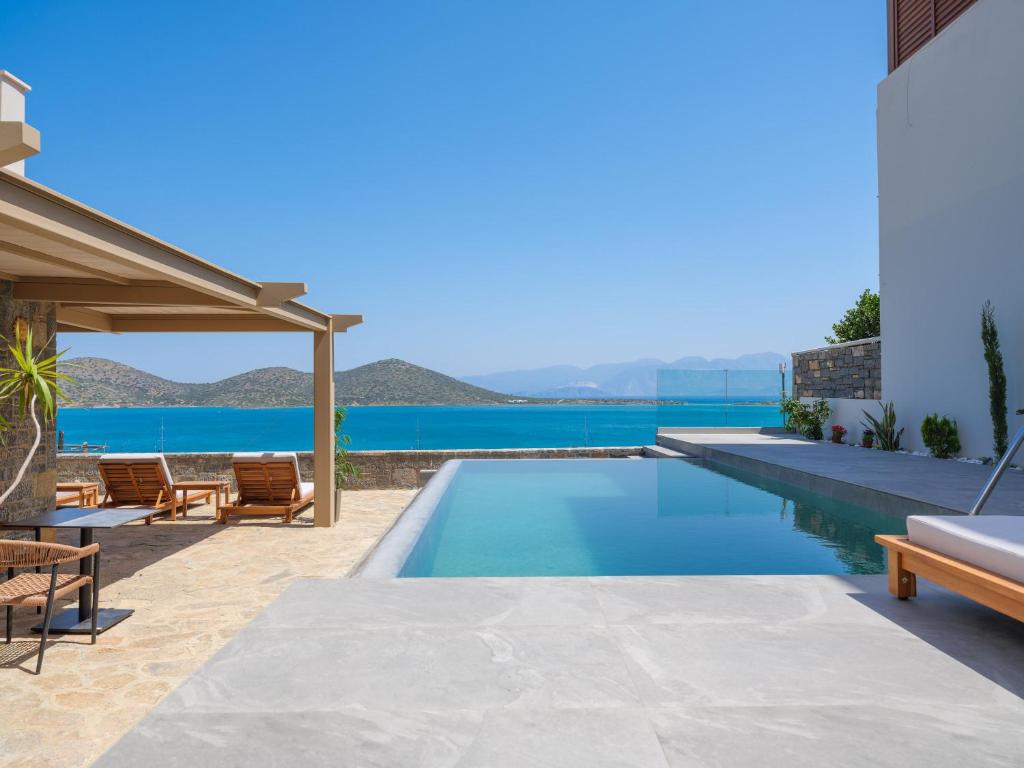 - une piscine dans une villa avec vue sur l'océan dans l'établissement Eos Whisper, à Elounda