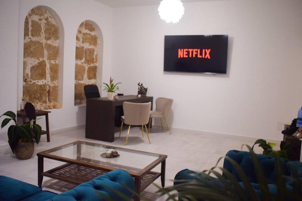 TV a/nebo společenská místnost v ubytování Yllen Rooms