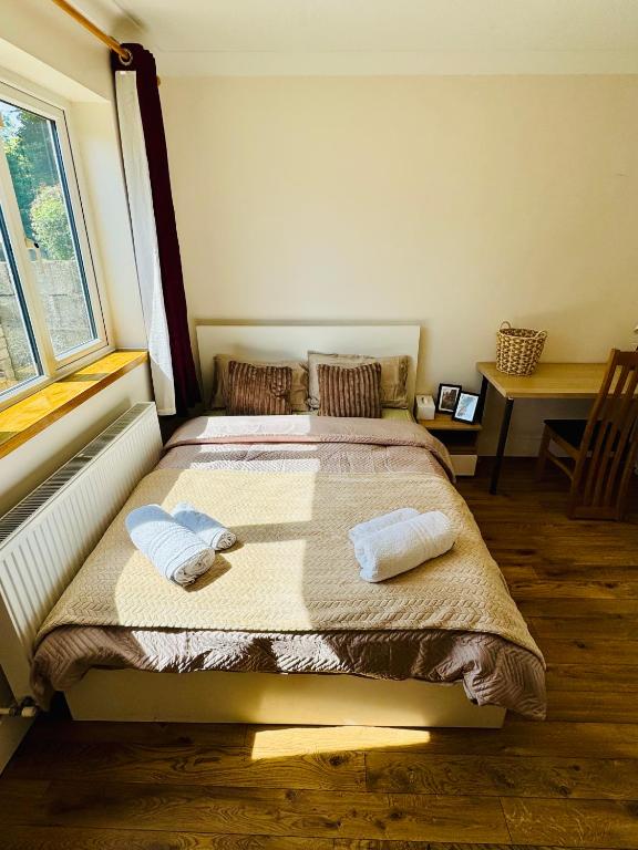 Postel nebo postele na pokoji v ubytování Urban Garden Hideaway