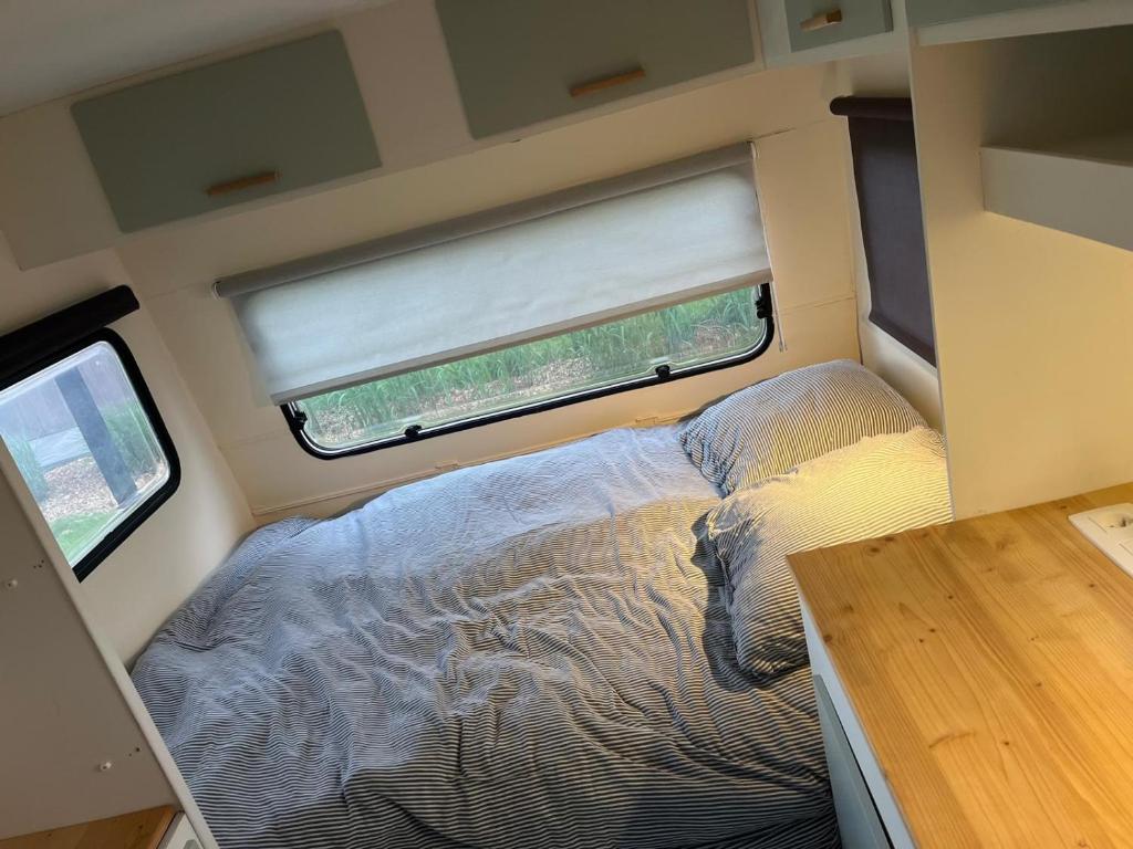 Postel nebo postele na pokoji v ubytování Glamping 't Hoveke
