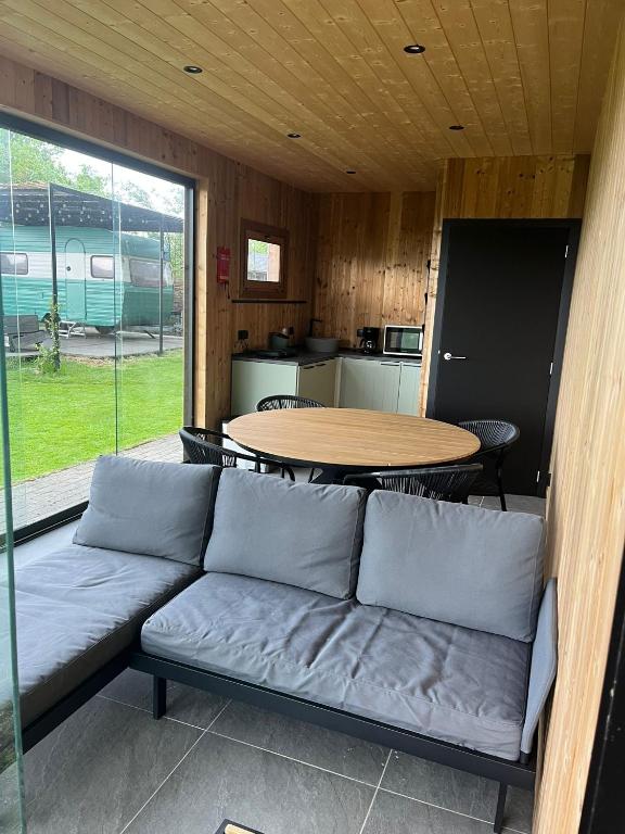 Posezení v ubytování Glamping 't Hoveke