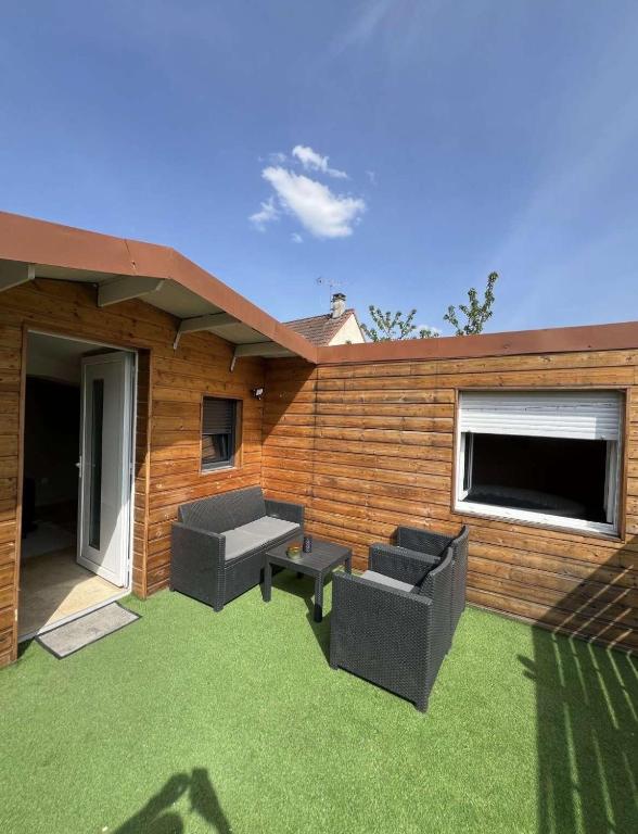 Photo de la galerie de l'établissement Petite maison avec jacuzzi et jardin, à Montigny-lès-Cormeilles