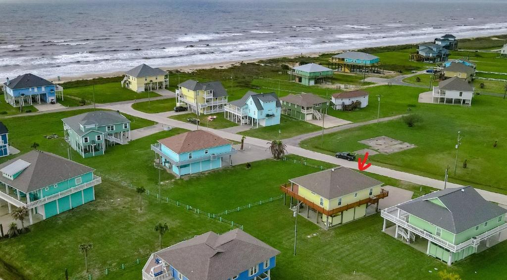 Crystal BeachにあるA Tequila Sunrise by Bolivar Escapesの家屋と海岸の空中を望む