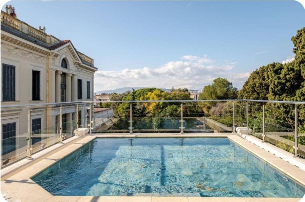 - une piscine sur le balcon d'un bâtiment dans l'établissement Villa cannes vue mer centre croisette 5 min du palais des festival, à Cannes