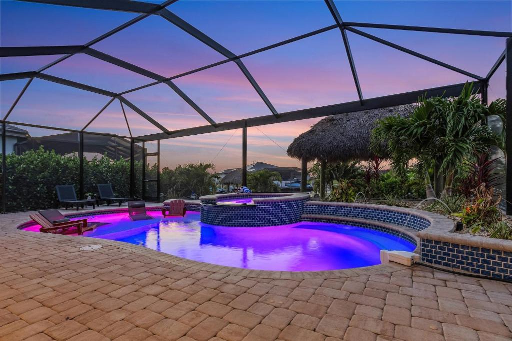 Πισίνα στο ή κοντά στο Heated Saltwater Pool & Spa with Tiki Hut - Backyard Oasis - Roelens