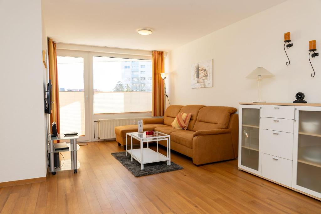 a living room with a couch and a table at Lord Nelson 115 in Döse