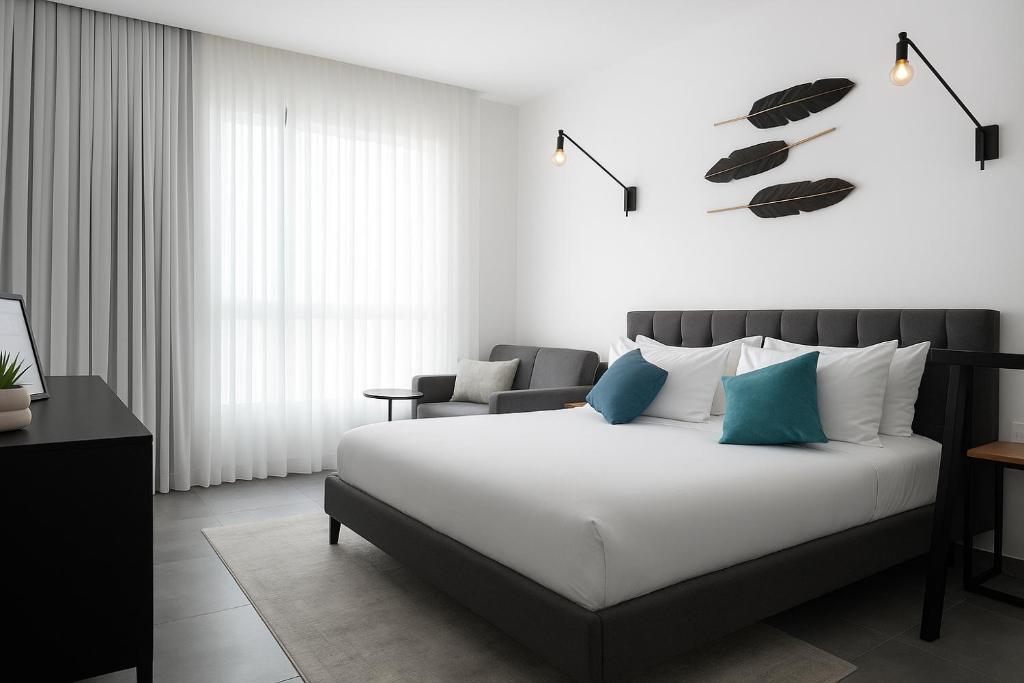 En eller flere senge i et værelse på סי סייד אילת חדר משפחתי מפנק עם נוף לים