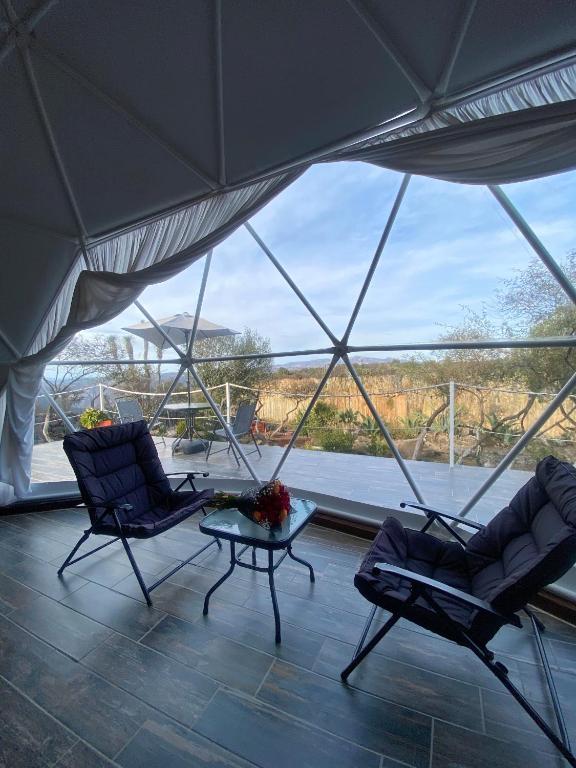 Posezení v ubytování El Gato Glamping con vista a prismas basálticos