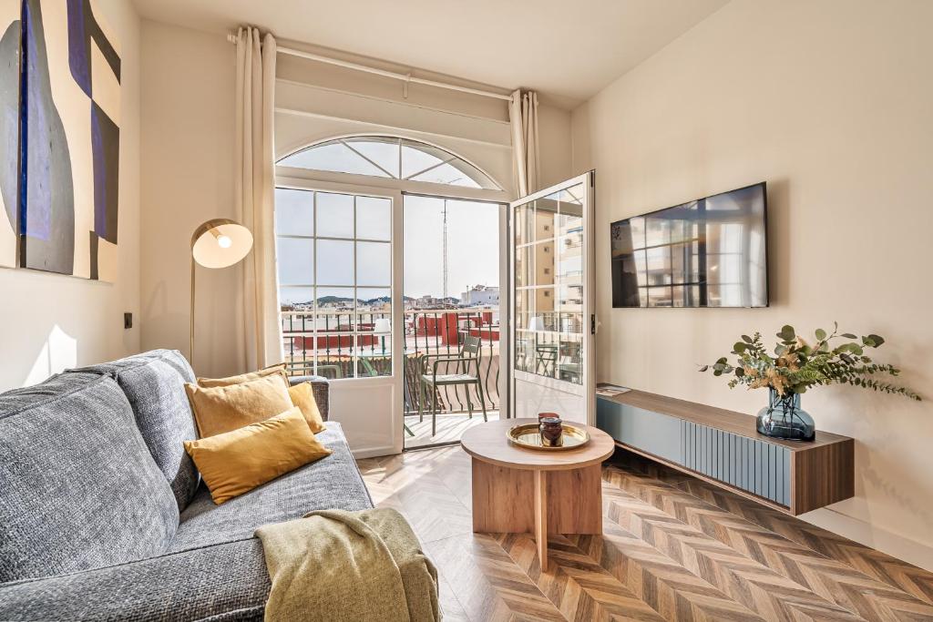 a living room with a couch and a table at Fuengirola Playa y Centro in Fuengirola