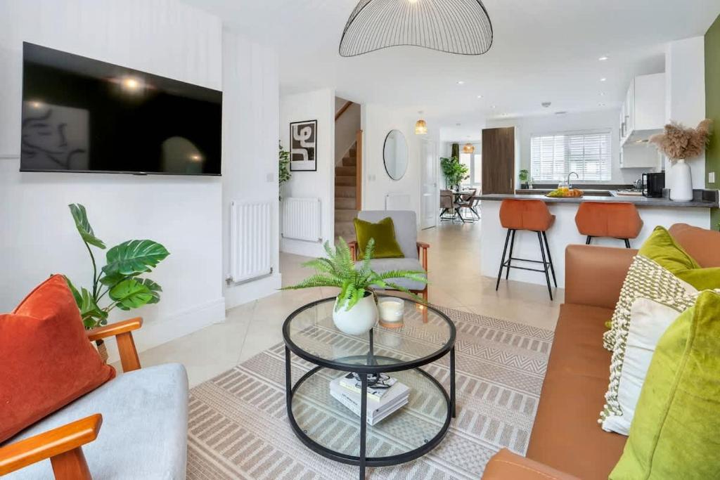 ein Wohnzimmer mit Sofa und Tisch in der Unterkunft NEW Canalside House / 3 Bedroom House in Stoke-on-Trent in Stoke on Trent