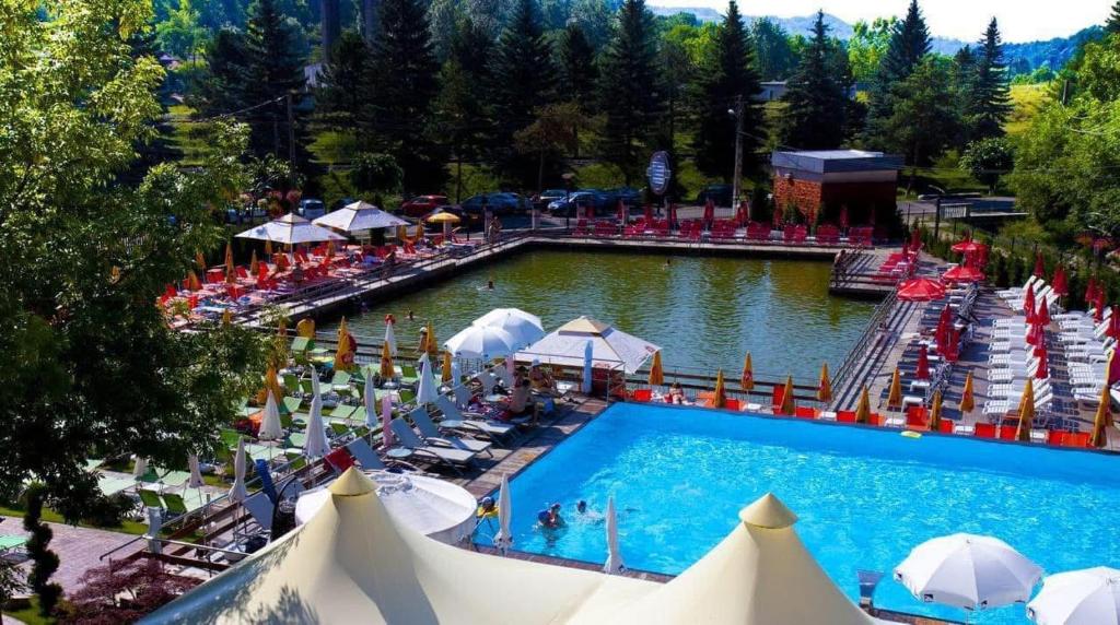 Bazén v ubytování Hotel Baia Rosie Resort nebo v jeho okolí