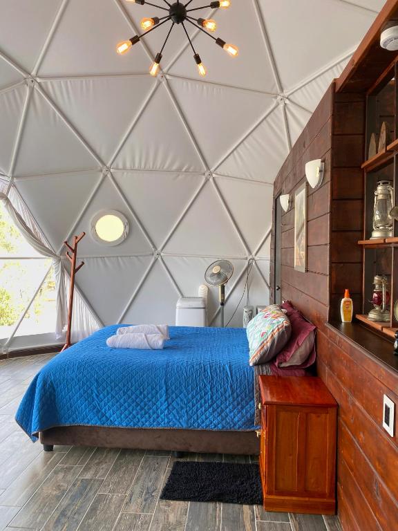 Postel nebo postele na pokoji v ubytování El Gato Glamping con vista a prismas basálticos
