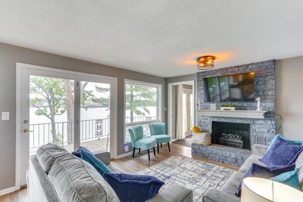 Ruang duduk di 2 Private Decks Lake-View Osage Beach Home