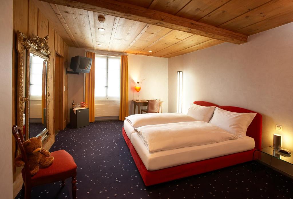 Postel nebo postele na pokoji v ubytování Romantik Hotel de L'Ours