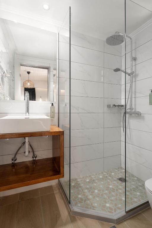 Captain's Seafront Apartments - 4