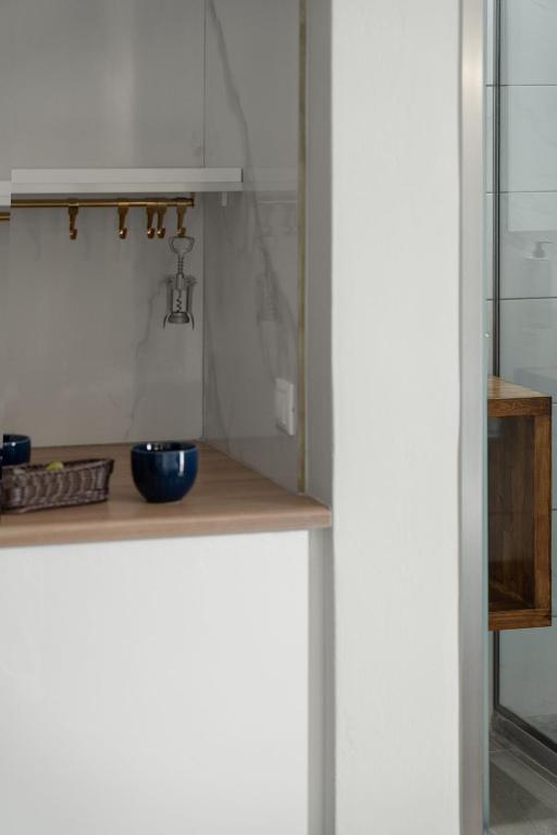 Captain's Seafront Apartments - 8