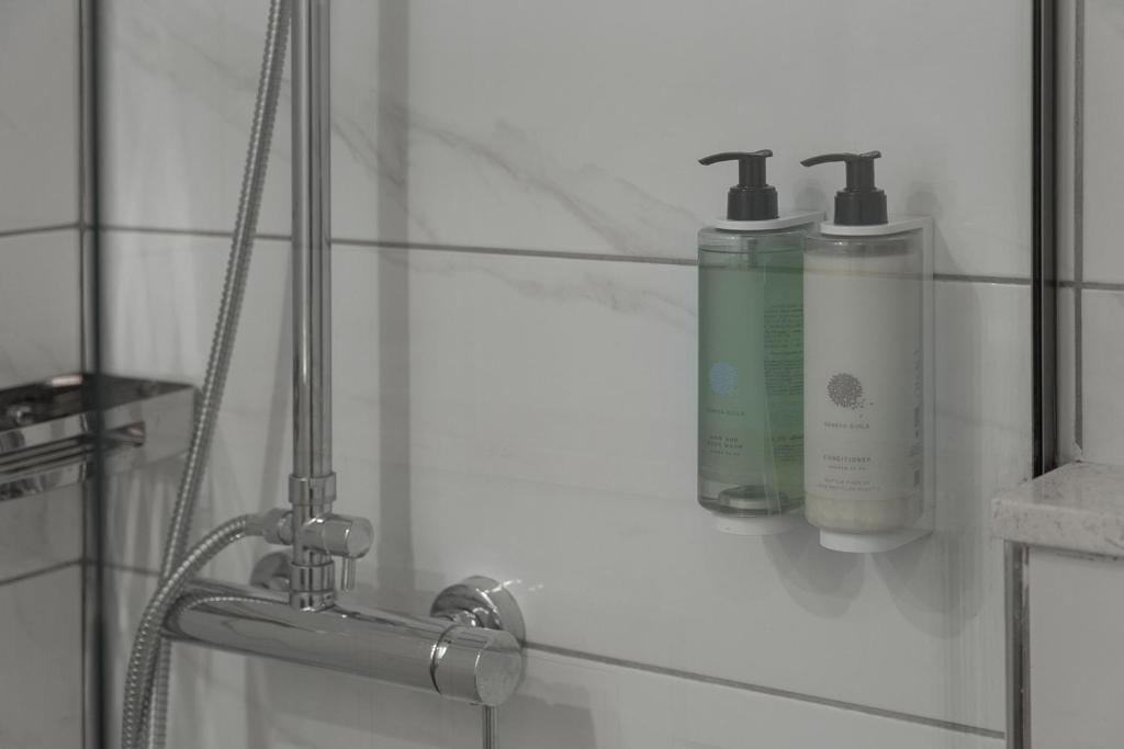 Captain's Seafront Apartments - 9