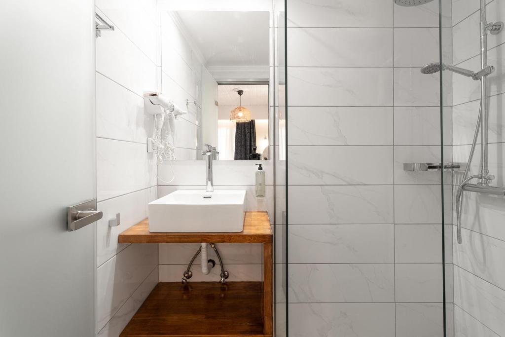 Captain's Seafront Apartments - 11