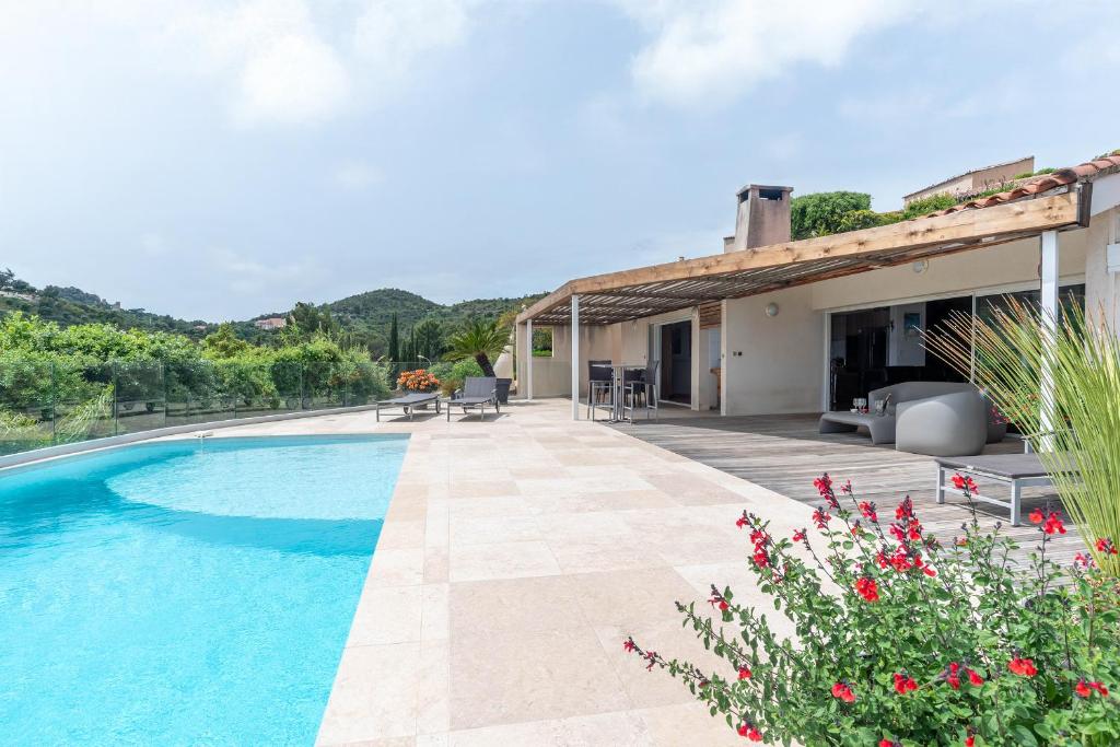 une villa avec piscine et une maison dans l'établissement Maison villa contemporaine vue mer à Hyères var, à Hyères