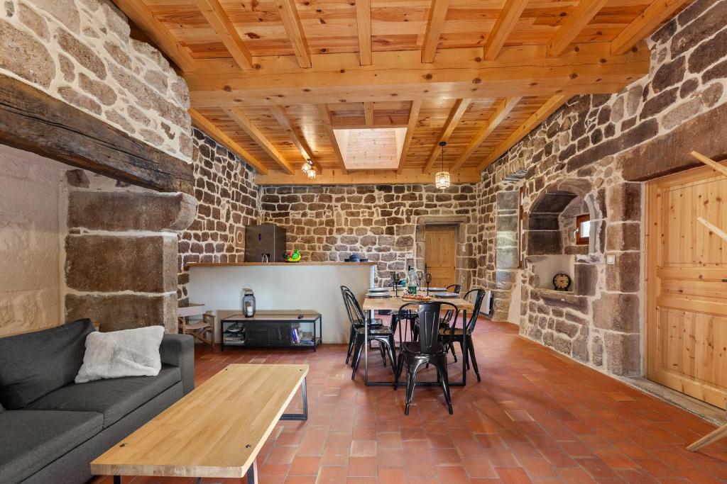 un salon avec un canapé et une table dans l'établissement Maison La Tour à Montréal, à Montréal