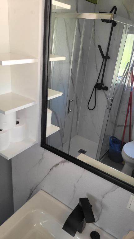 y baño con ducha y lavabo con espejo. en Camping Costa Blanca, en El Campello