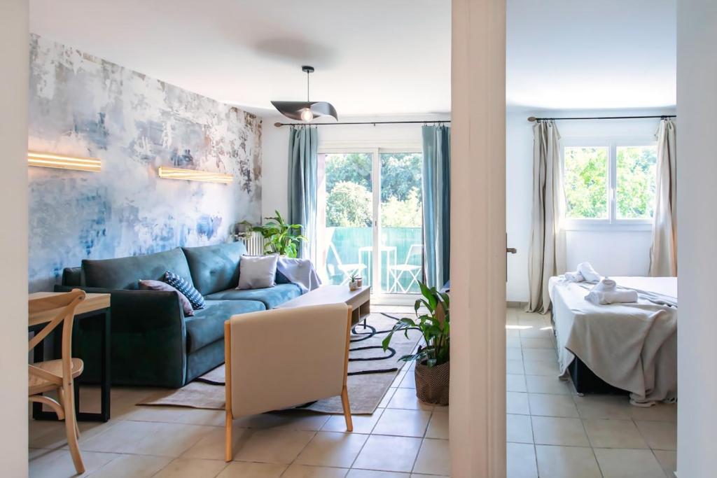 un salon avec un canapé et une table dans l'établissement L51 2P Bornala Sea View Balcony &AC, à Nice