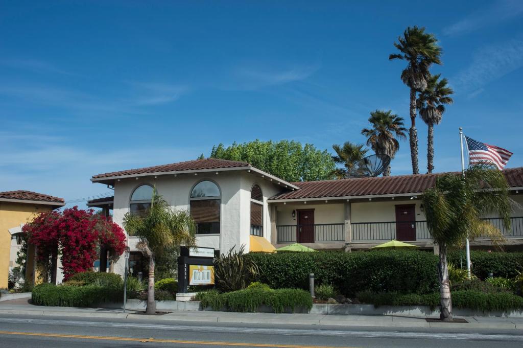 una casa con una bandera americana delante de ella en Mission Inn en Santa Cruz