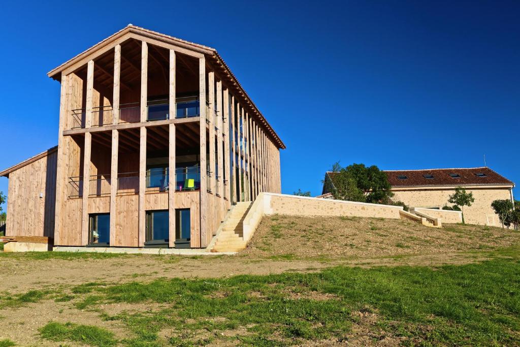 een gebouw op een heuvel voor een huis bij Maison Lotus in Saint-Martial-de-Valette
