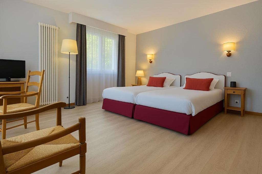 Postel nebo postele na pokoji v ubytování LOGIS HÔTEL, CHALETS et RESTAURANT LES CHATELMINÉS
