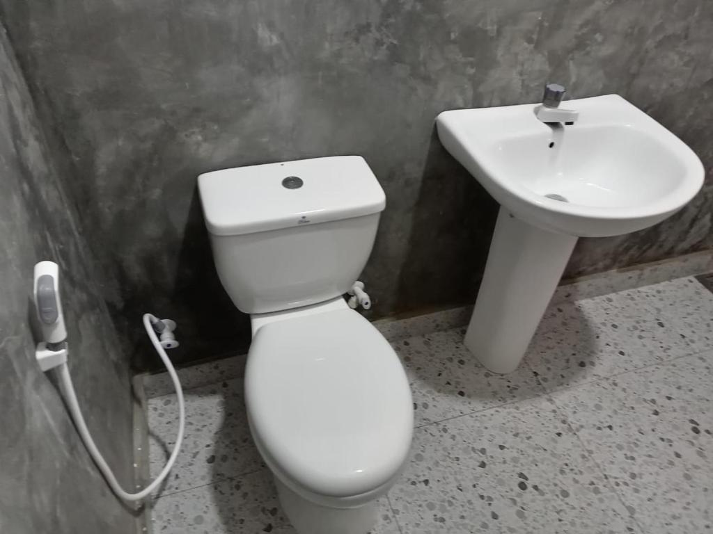 Lake House Home Stay - 12