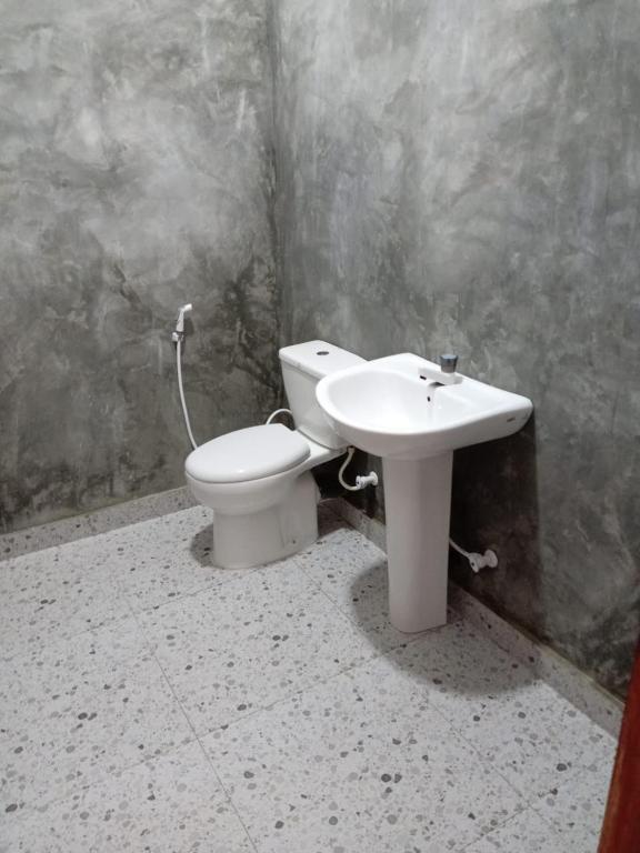 Lake House Home Stay - 11