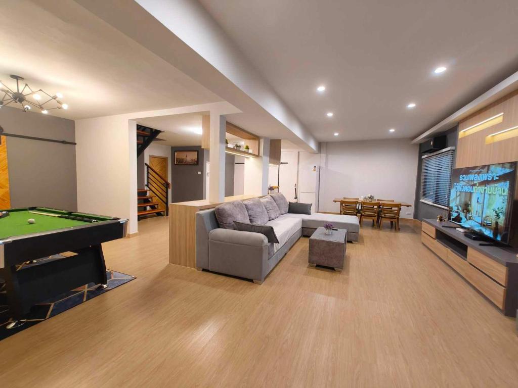 TV a/nebo společenská místnost v ubytování Sawadee Guesthouse Suvarnabhumi