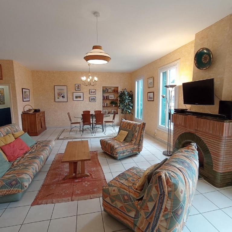 un salon avec un canapé et une cheminée dans l'établissement 4DES2 T3 pour 4 personnes dans immeuble ancien proche plage Collioure, à Collioure