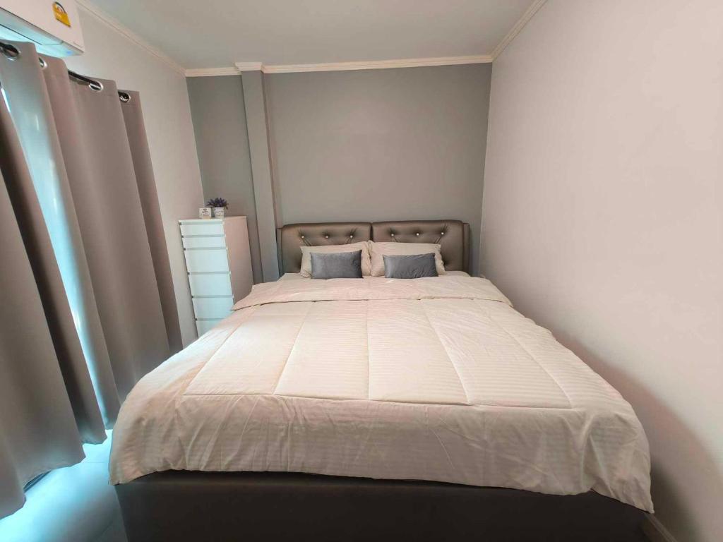 Postel nebo postele na pokoji v ubytování Sawadee Guesthouse Suvarnabhumi