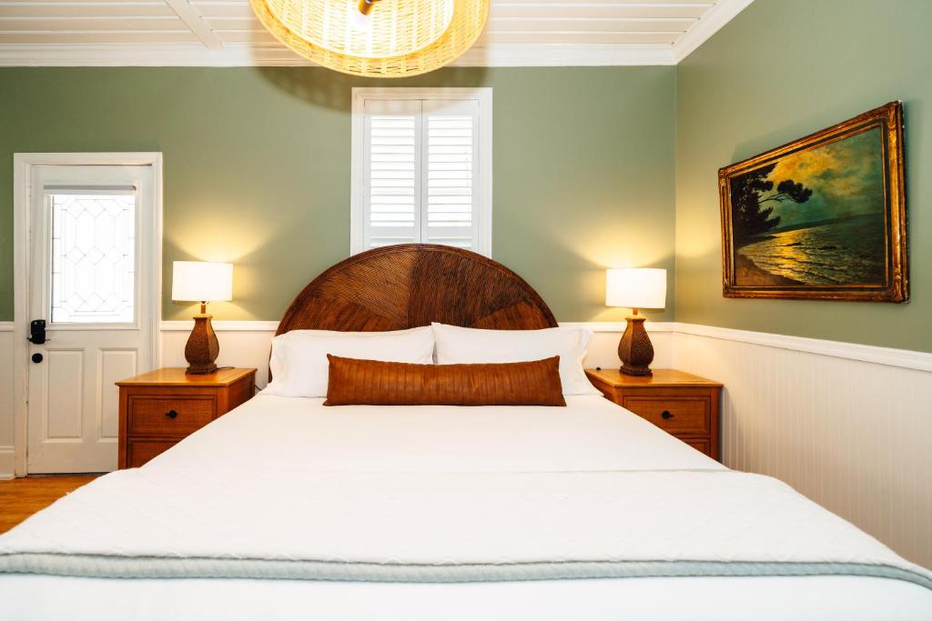 Postel nebo postele na pokoji v ubytování Swank Boutique Suites