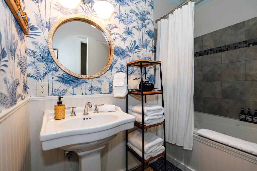 Koupelna v ubytování Swank Boutique Suites