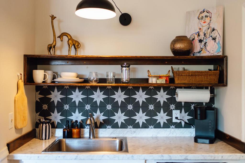 Kuchyň nebo kuchyňský kout v ubytování Swank Boutique Suites