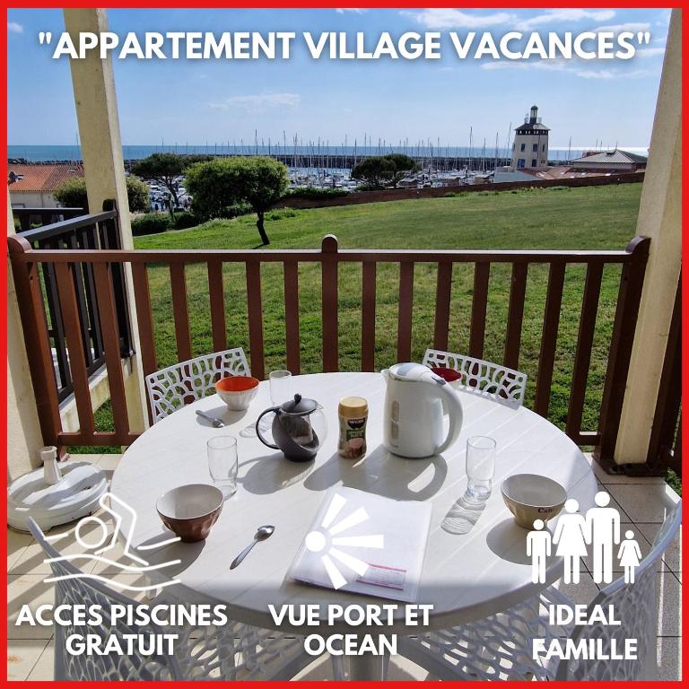 - une table avec théière sur le balcon dans l'établissement 