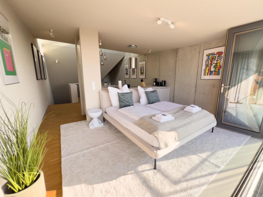 ein Schlafzimmer mit einem großen Bett in einem Zimmer in der Unterkunft Penthouse Deluxe I Dachterrasse I Parkplatz in Dresden