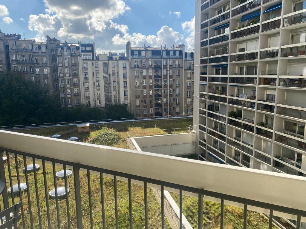 d'un balcon avec vue sur les bâtiments. dans l'établissement Appartement de 47m avec petit balcon et vue dégagée, à Paris