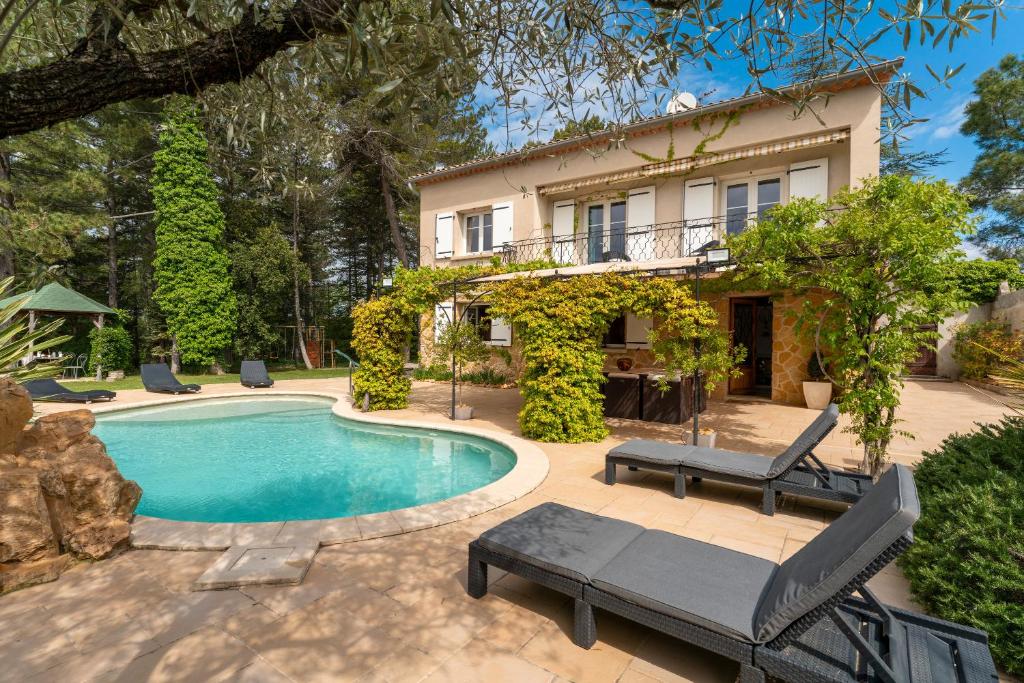 une piscine devant une maison dans l'établissement Villa Bellevue, à Vaison-la-Romaine