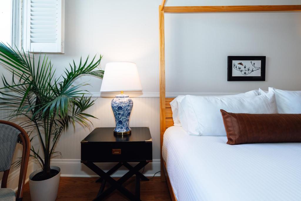 Postel nebo postele na pokoji v ubytování Swank Boutique Suites
